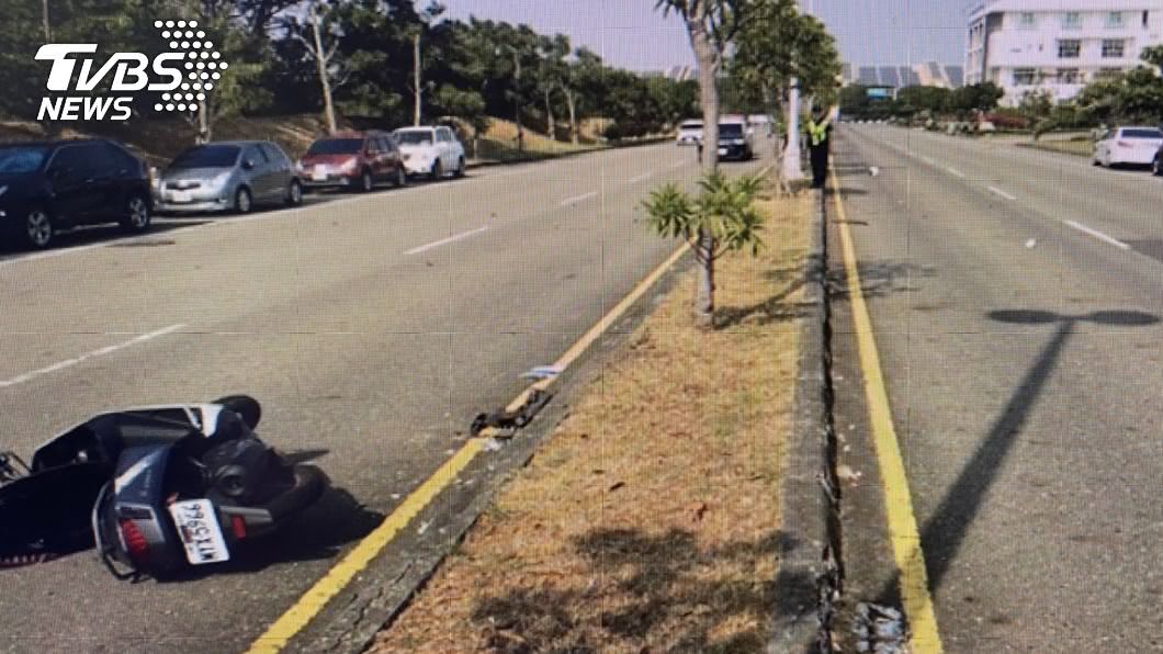 南科女員工騎車自撞分隔島 頭部重創搶救不治