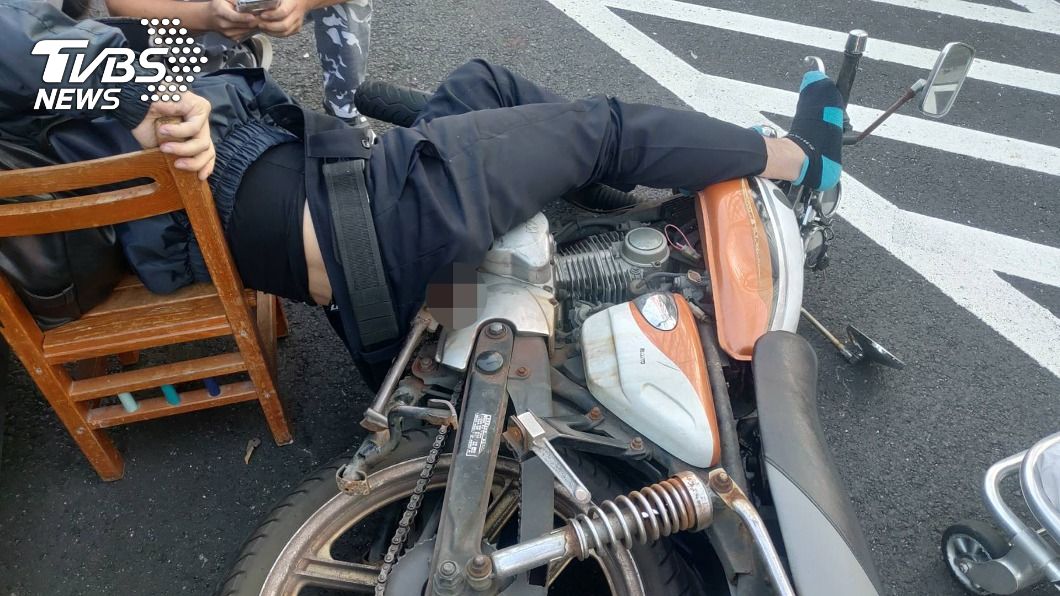 好痛!機車遭後方汽車追撞 踏板鐵條插入騎士臀部