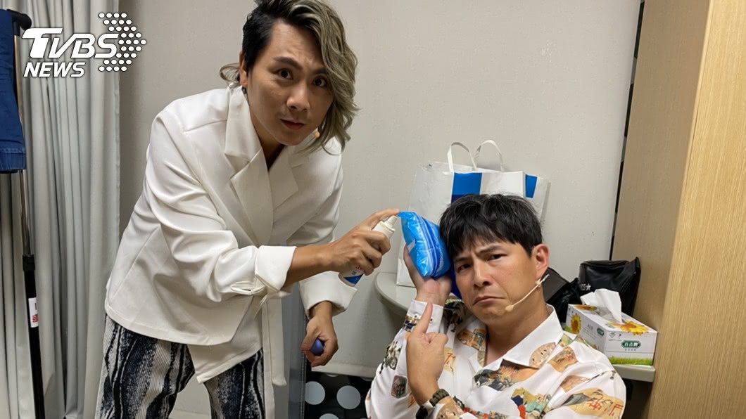 王仁甫(圖左)幫孫協志冰敷。(圖/民視提供)