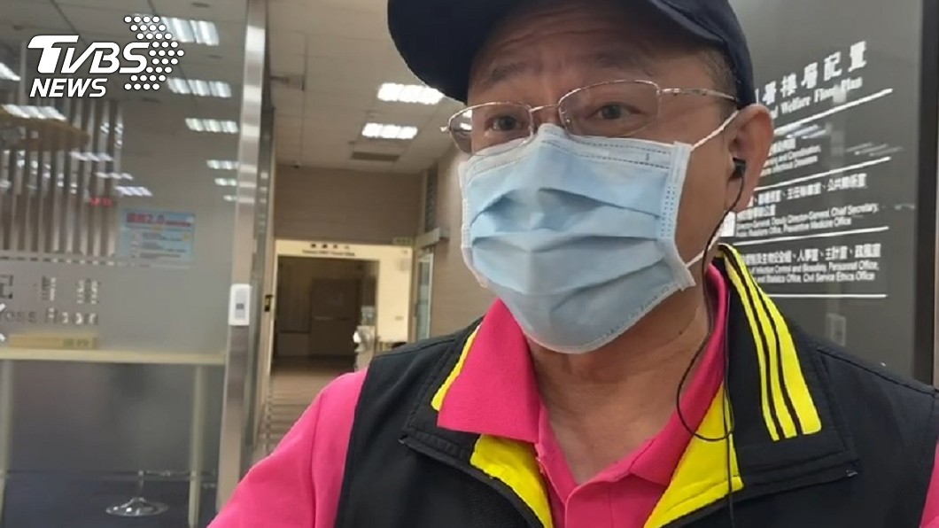 轟疫苗政策說變就變!新北里長「手持球棒」衝疾管署