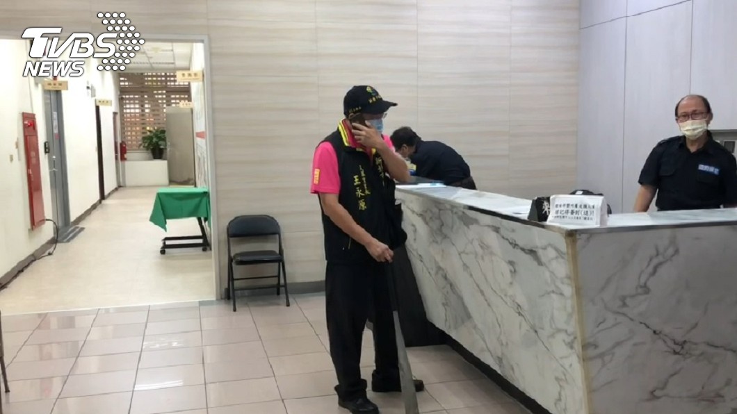 王永源手持球棒現身疾管署。(圖/TVBS)