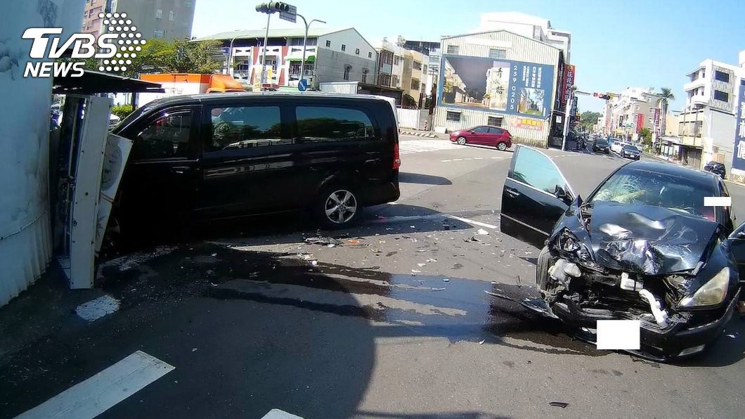 嘉義市廂型車與自小客車擦撞 6人輕傷送醫