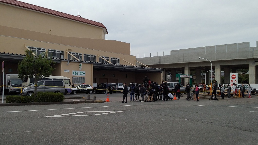 野熊闖入溫泉街商場 日警與熊對峙13小時