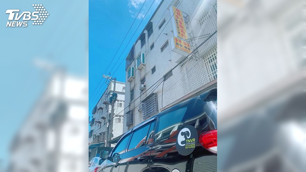 黑狗疑遭人從6樓丟下砸車 竹市動保所調查中
