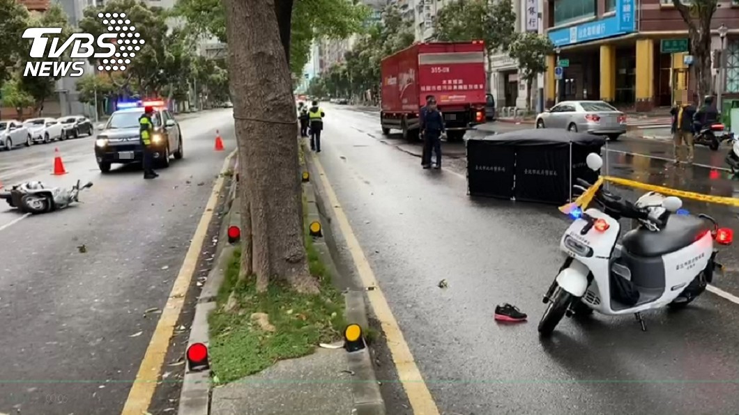 北市女騎共享機車 自撞噴飛對向車道慘「貨車爆頭」亡