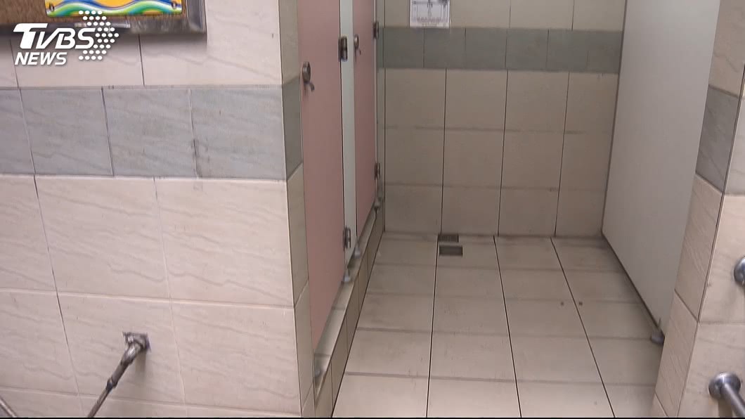 女上公廁驚見裸男嚇壞 警到場開門人「憑空消失」超傻眼