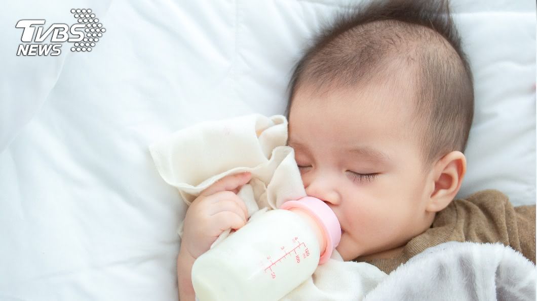 若搖動奶瓶會增加塑膠微粒釋放量。(示意圖/shutterstock 達志影像)