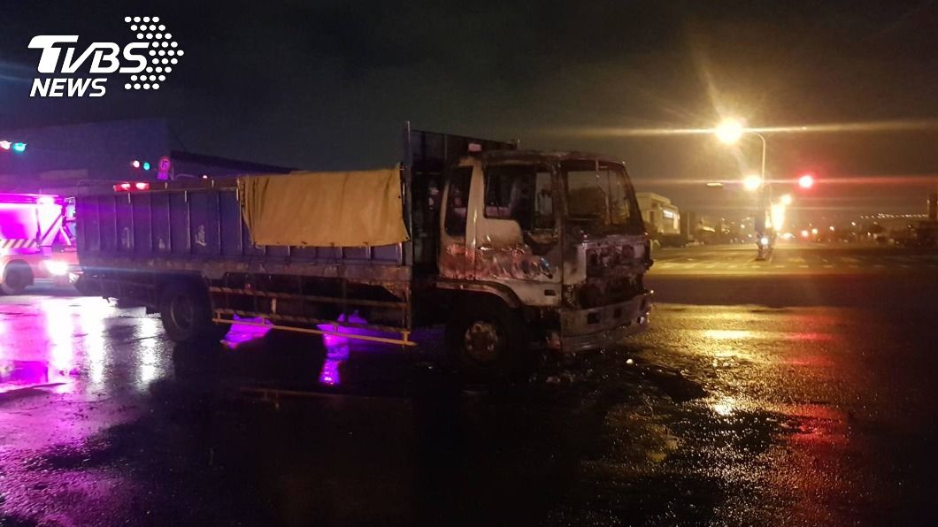 機車停放快車道遭大貨車追撞 拖行起火兩車燒毀