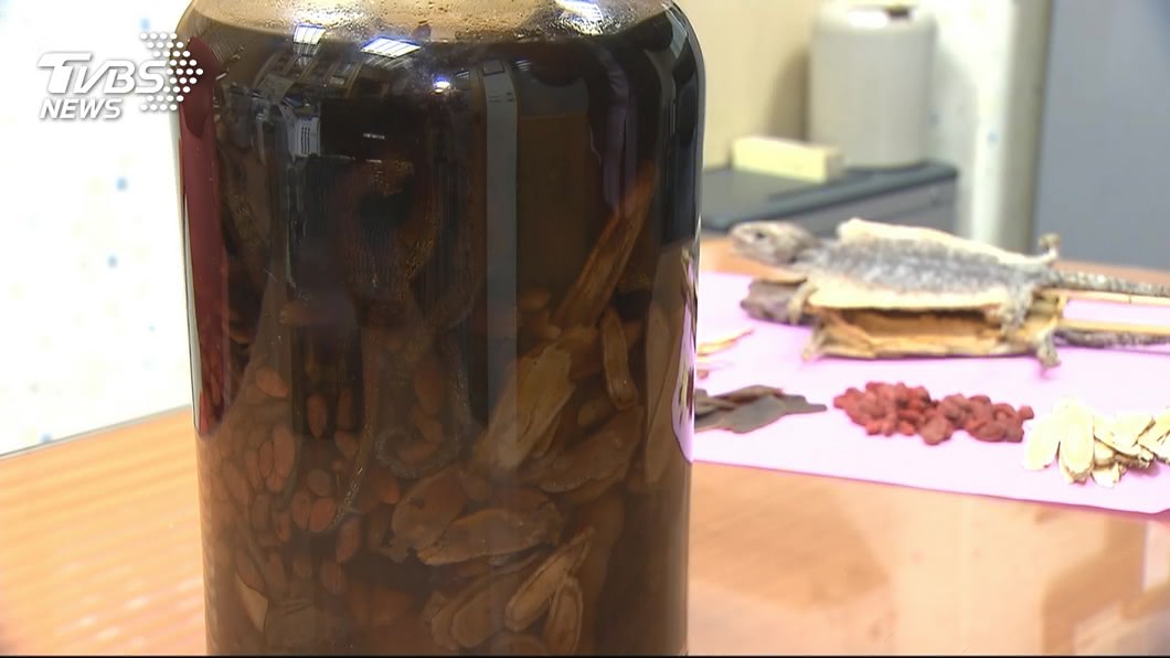 7旬翁「自帶藥酒」分享暢飲 4老人喝下全中毒1人歸西