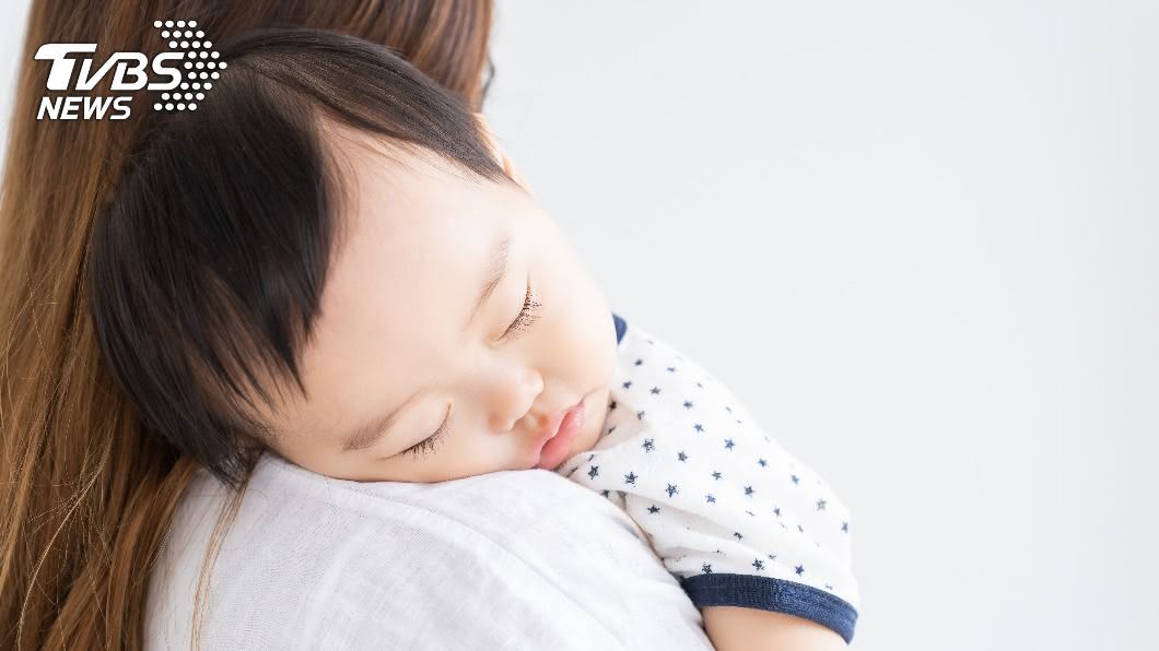 兒誤食吸管猛咳 夫飆罵妻「不會帶小孩」引眾怒