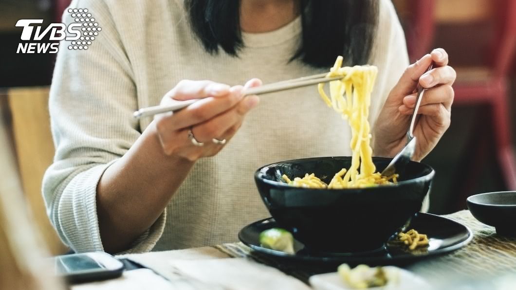 單親婦稱沒錢吃飯 她好心請客被1句話氣瘋:還挑!