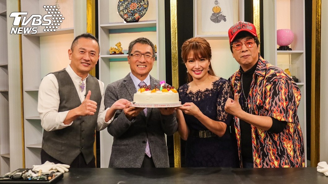 《大尋寶家》特邀曹西平上演整人橋段,幫主持人丁靜怡慶生(右起為曹西平、丁靜怡、秦嗣林、廖文良)。(圖/JET提供)