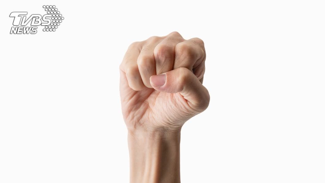 張男一度舉起手做出握拳姿勢。(示意圖/shutterstock達志影像)
