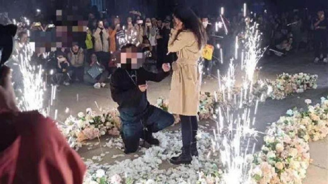 富少備6豪車進校園求婚　女友嬌羞答應慘被同學狂酸