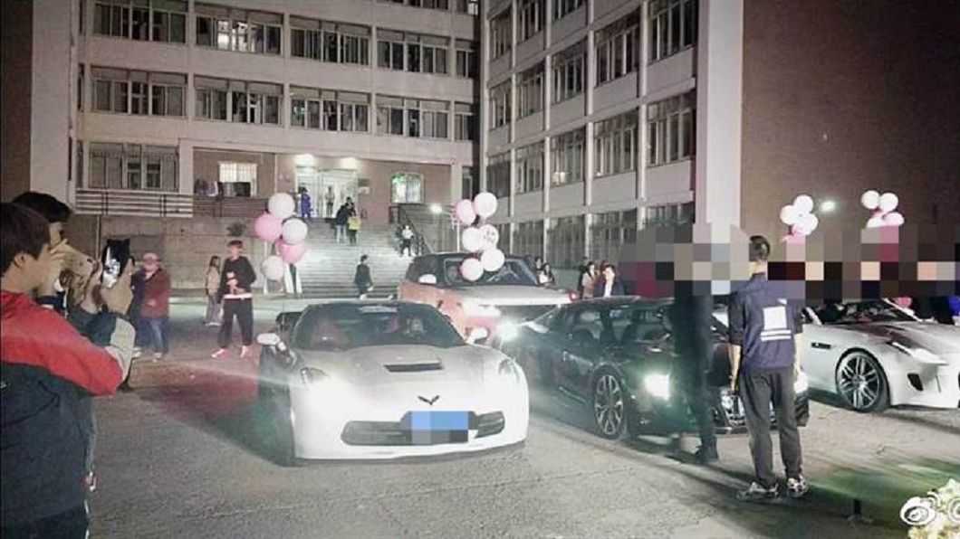 現場一共有6輛豪華車輛。（圖／翻攝自微博）