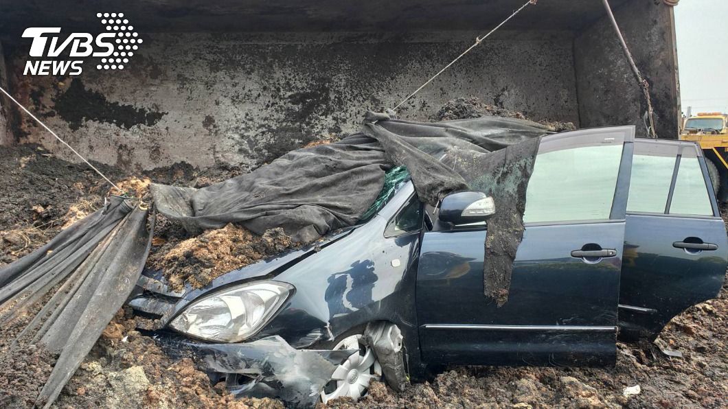 國1路竹段砂石車側翻　壓頂自小客1人送醫後不治