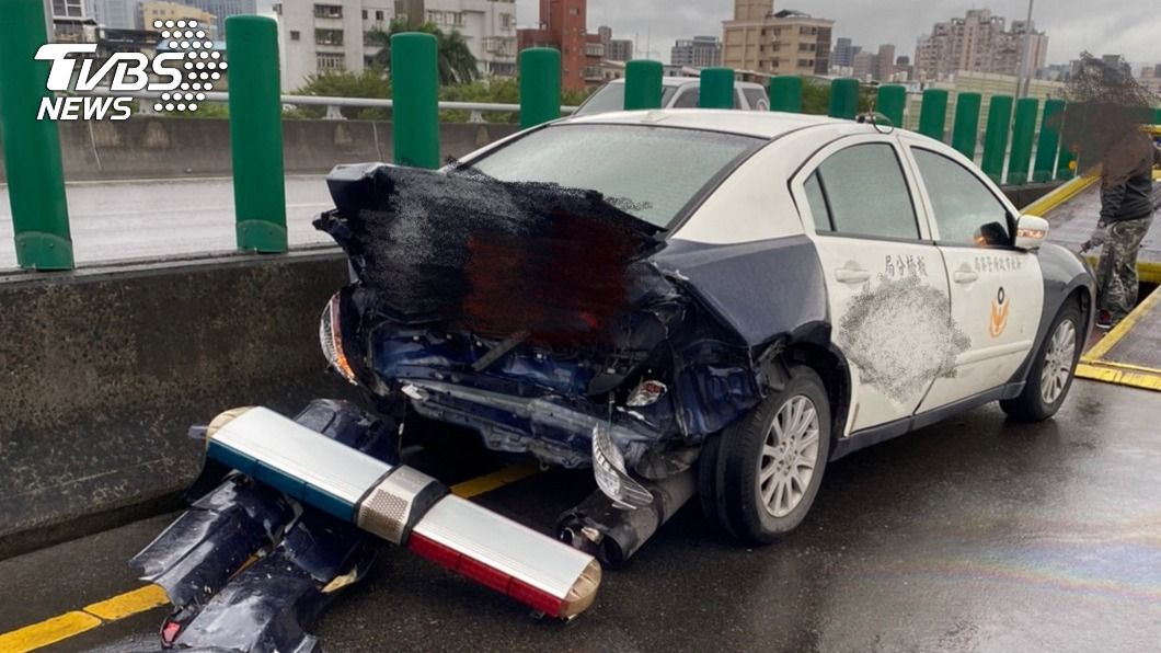 快速道路處理散落物 警車遭休旅車追撞3輕傷送醫