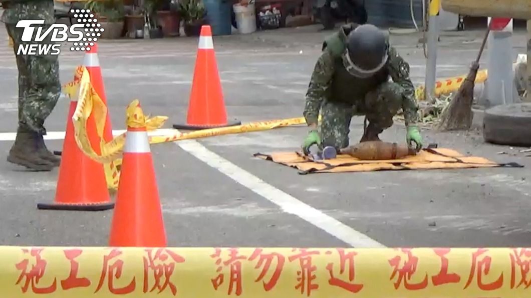 雲林老屋拆除驚見未爆彈　軍警封街回收處理