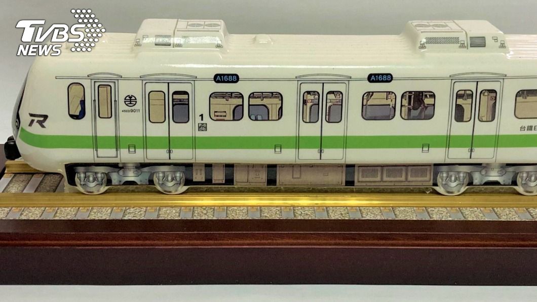 台鐵「最美新電聯車」24日抵台 首推造型紀念酒