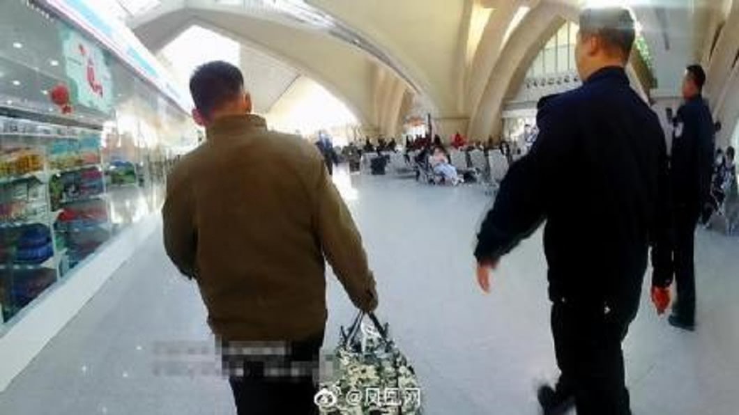 李男痛哭表示「整整30年了，太煎熬了！」。（圖／翻攝自鳳凰網微博）