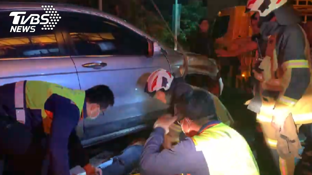 警消人員將2男拉出車底。(圖/TVBS)