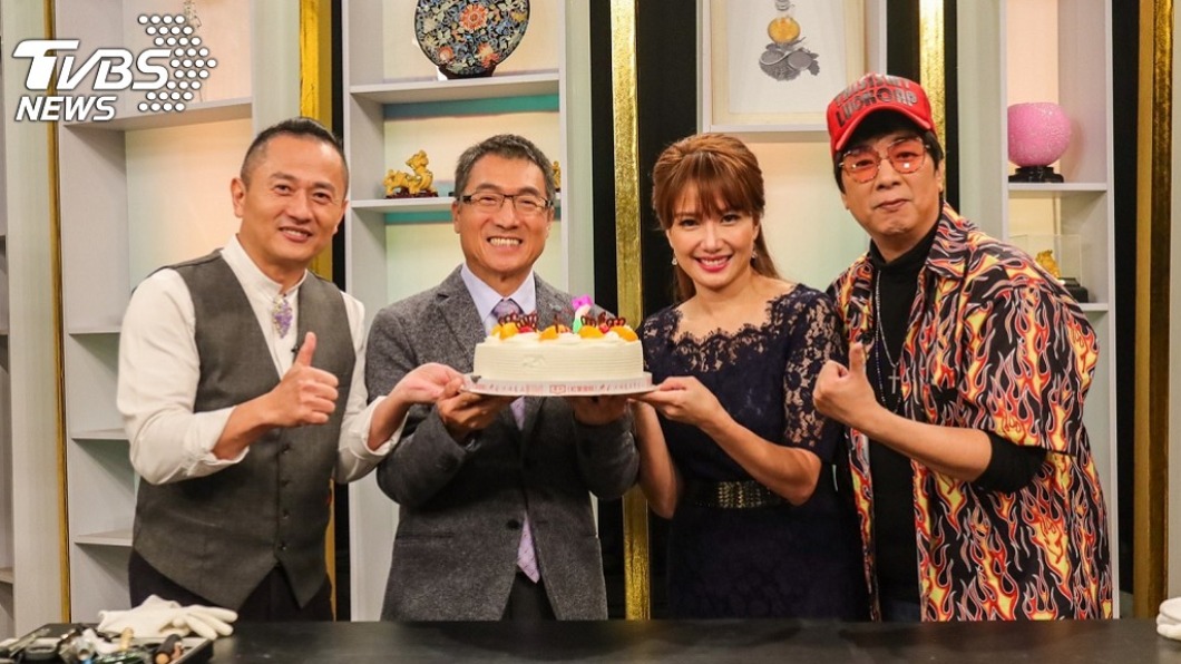 曹西平與製作單位串通,為主持人丁靜怡慶生。(圖/JET提供)