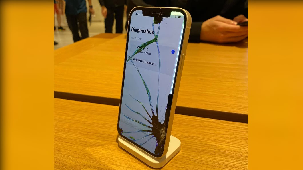 開賣2小時裂成「蜘蛛機」 iPhone12維修費出爐