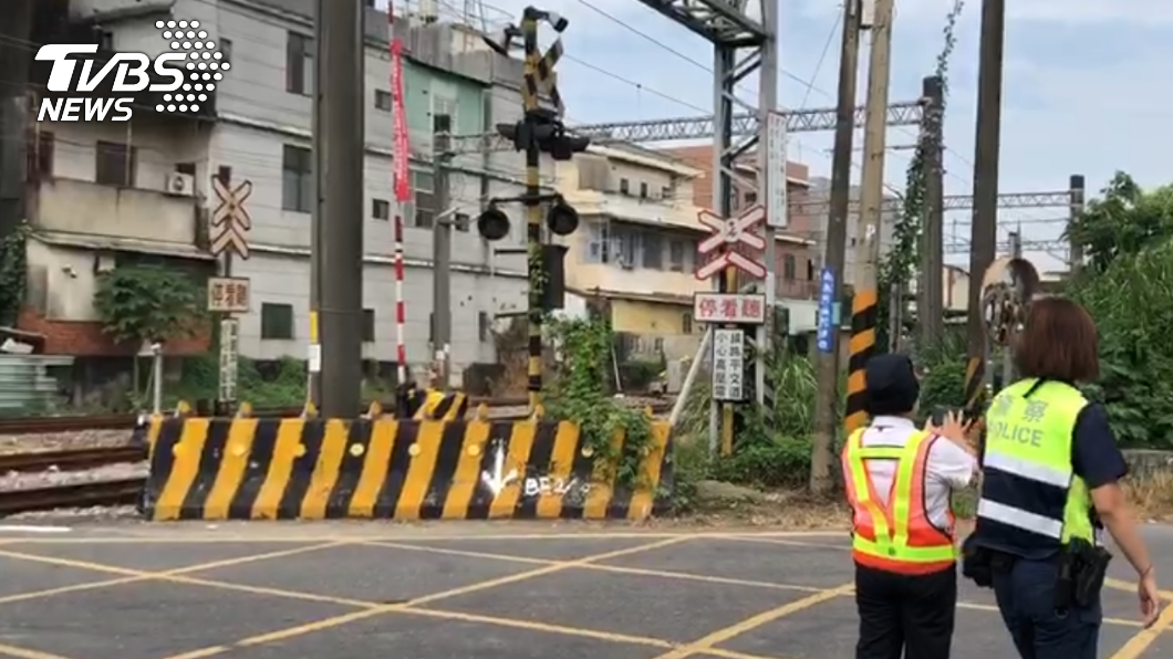 南靖站內平交道發現一具女性遺體。(圖/TVBS)