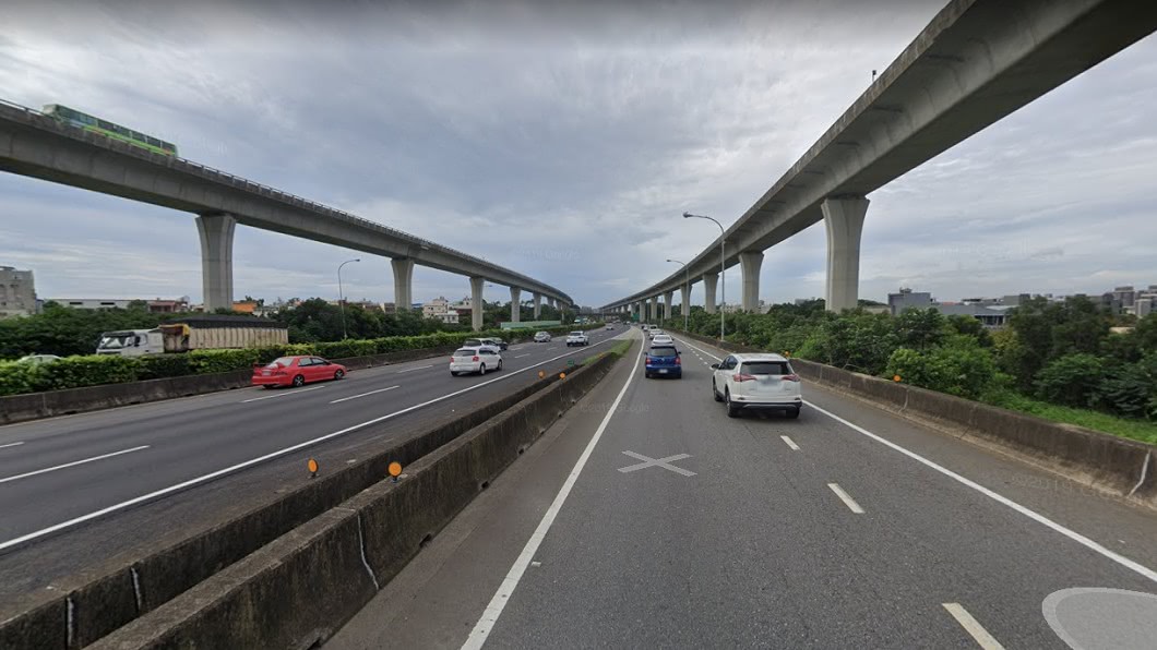 心情不好「走上國道」!跨分隔島南北狂竄 跑百米給警追