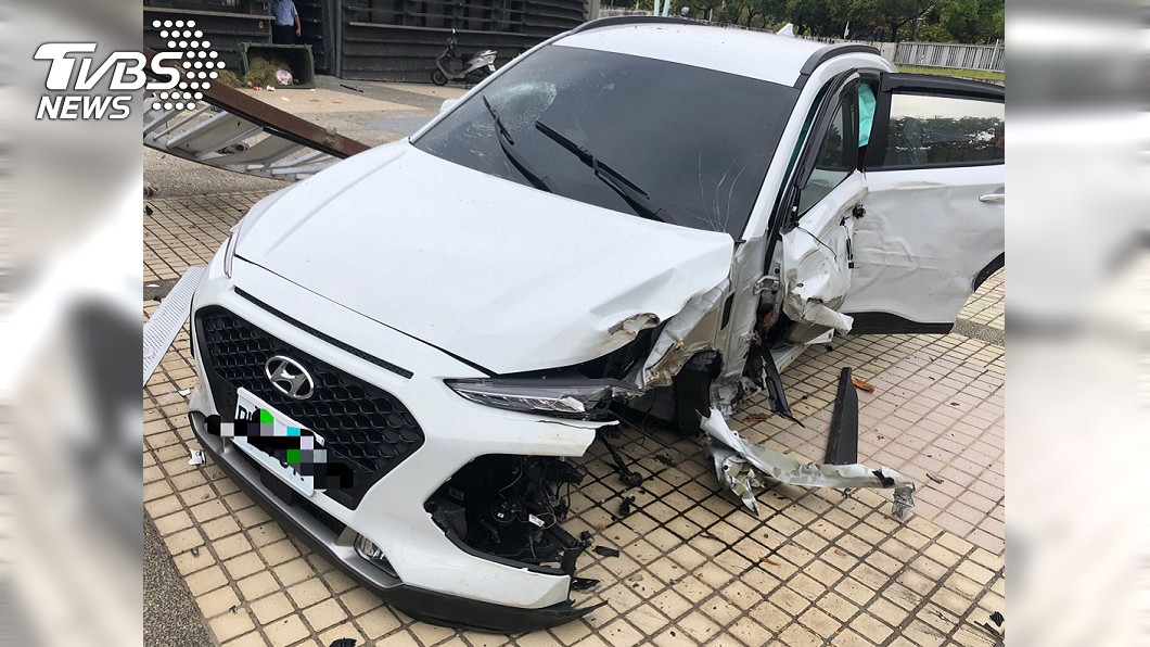 借友新車甩尾「撞爛、輪胎噴飛」 維修費出爐臉綠了