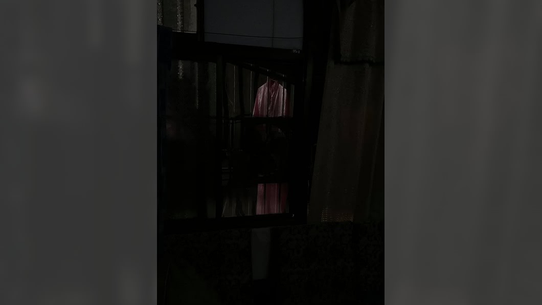 才看完鬼片…「染血陌生人」突現窗隙縫 女窺真面目嚇瘋
