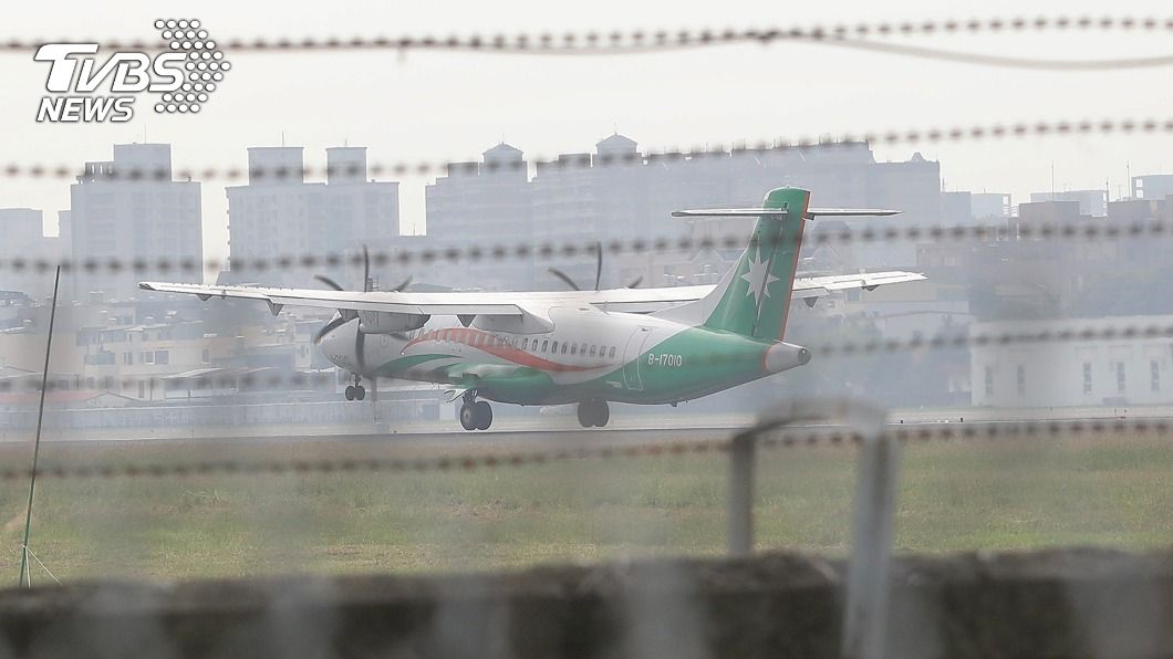 立榮航空軍包機15日受阻 上午已順利飛抵東沙