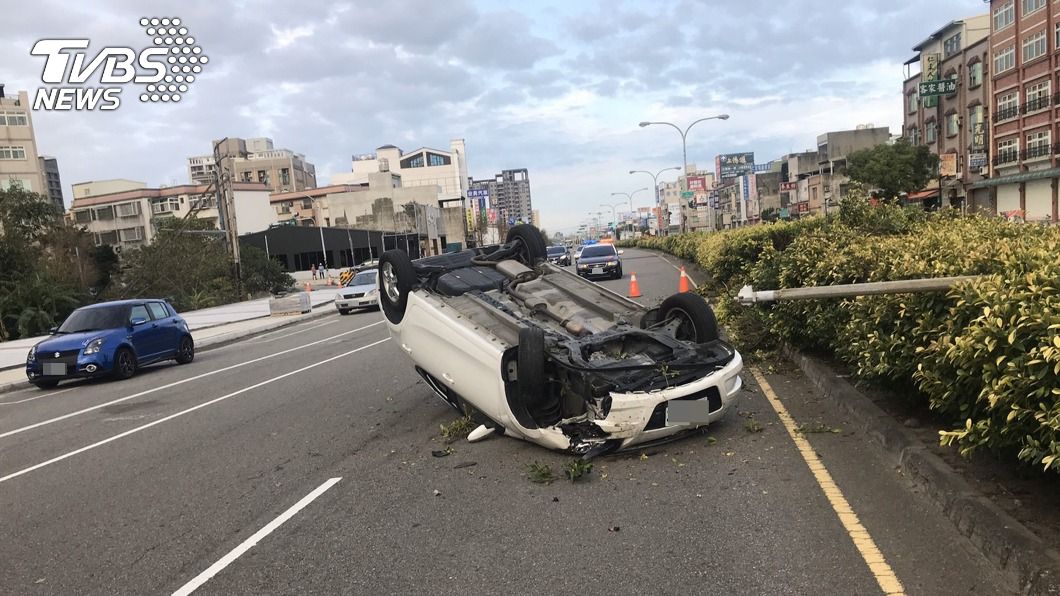 小轎車自撞分隔島翻覆四輪朝天　駕駛命大擦挫傷送醫