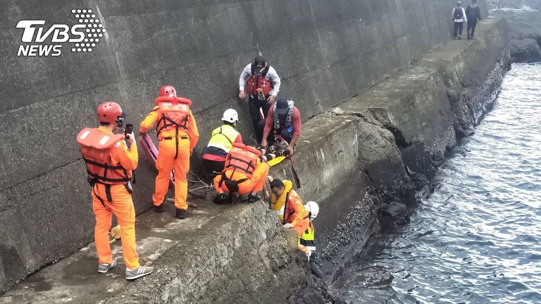 宜蘭海邊釣魚不慎失足落海　75歲老翁送醫不治
