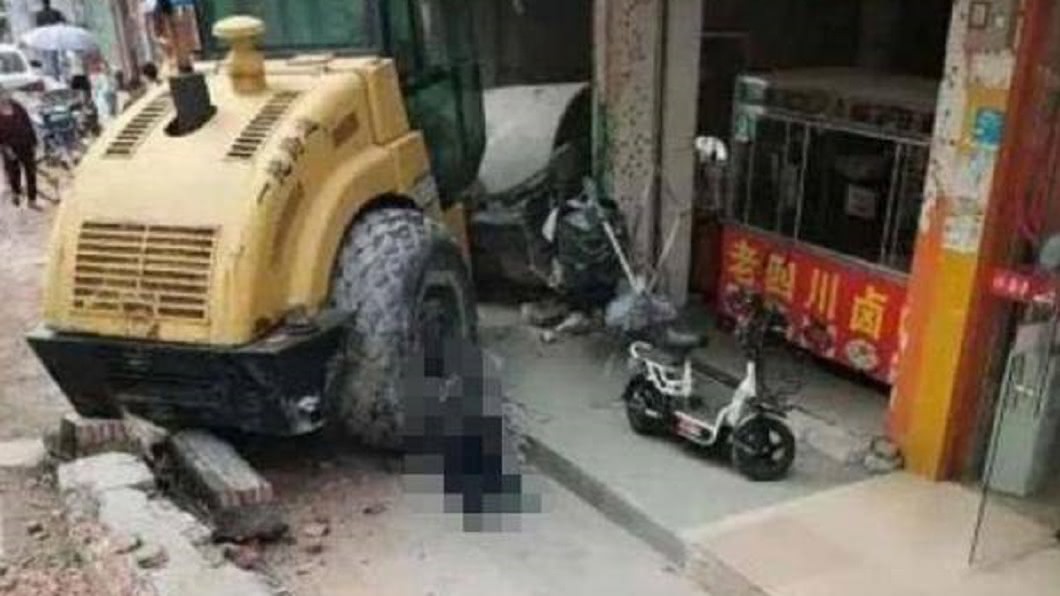 保全上班身全遭輾。(圖/翻攝自微博)