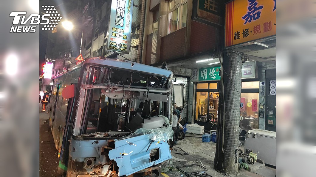 基隆公車暴衝擦撞機車、電線桿 14人受傷送醫