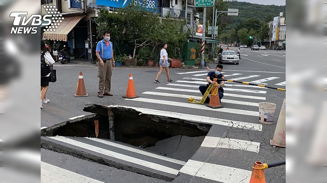 高市驚現「3公尺天坑」　斑馬線坍塌急拉封鎖線