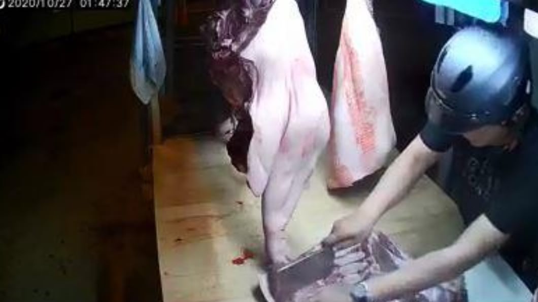 男「自備菜刀」闖無人肉攤狂切　撞見老闆秒鎮定：我要買