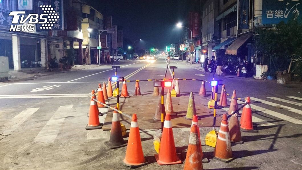 高市自來水管線破損路面塌陷 坑洞修護工程漏夜完成