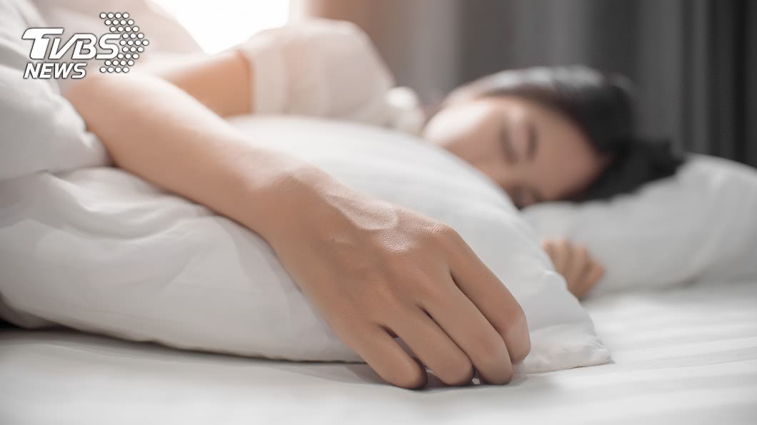 半夜睡覺「異物」爬過胸部 女伸手捏爆一看超崩潰