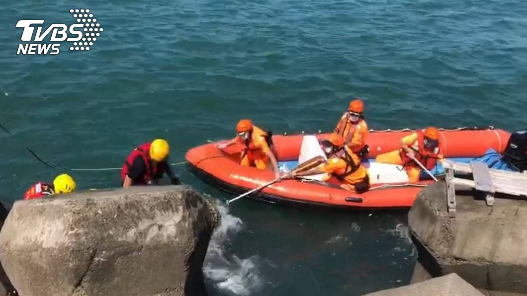 高雄驚見女屍卡消波塊夾縫 海巡獲報打撈身分待查