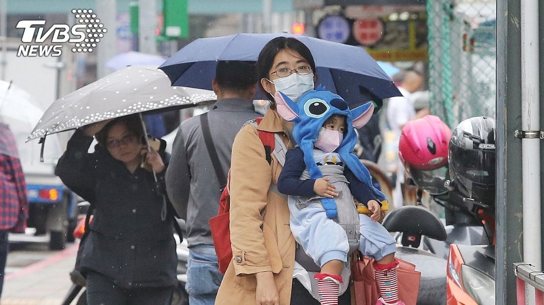 氣象局表示，因東北風挾帶溼冷空氣，北台灣今晚降雨機率增加。（圖／中央社）
