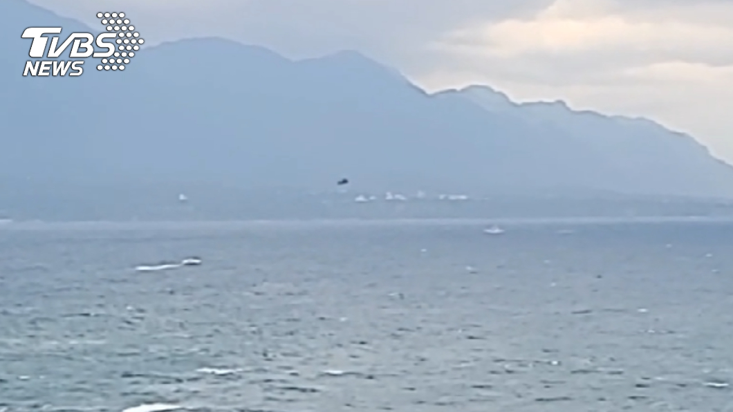 戰鬥機墜海起火!台東志航飛官「跳傘逃命」 吊掛獲救