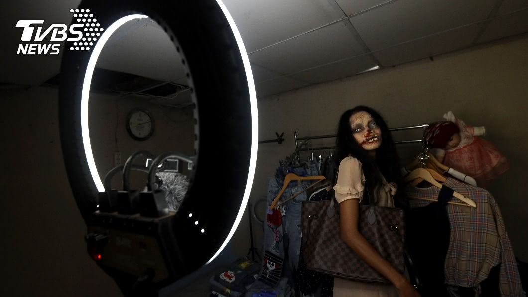 悚!女深夜扮殭屍 直播賣殯儀館「亡者衣物」