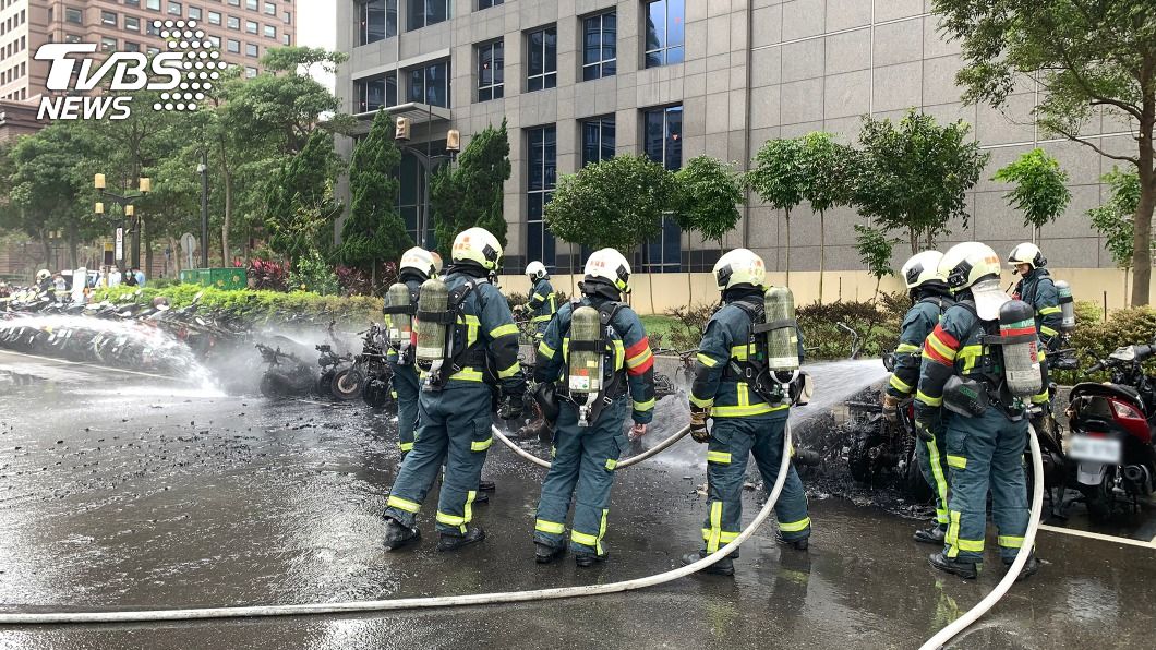 台北市信義商圈火警 路旁32輛機車整排燒毀