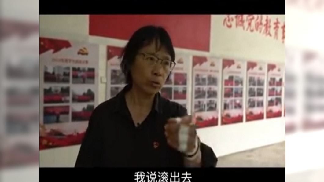 女校長當下對校友怒吼「滾出去」。(圖/微博)