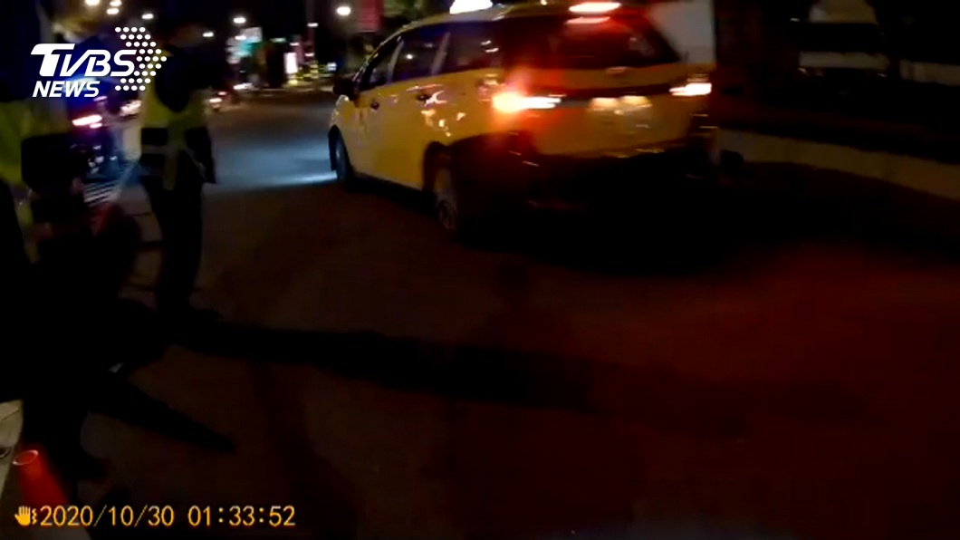 通緝犯遇警盤查拔腿狂奔 遭計程車擦撞就逮
