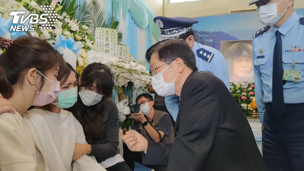 慰問朱冠甍家屬 嚴德發:3年汰換台東F-5系列教練機