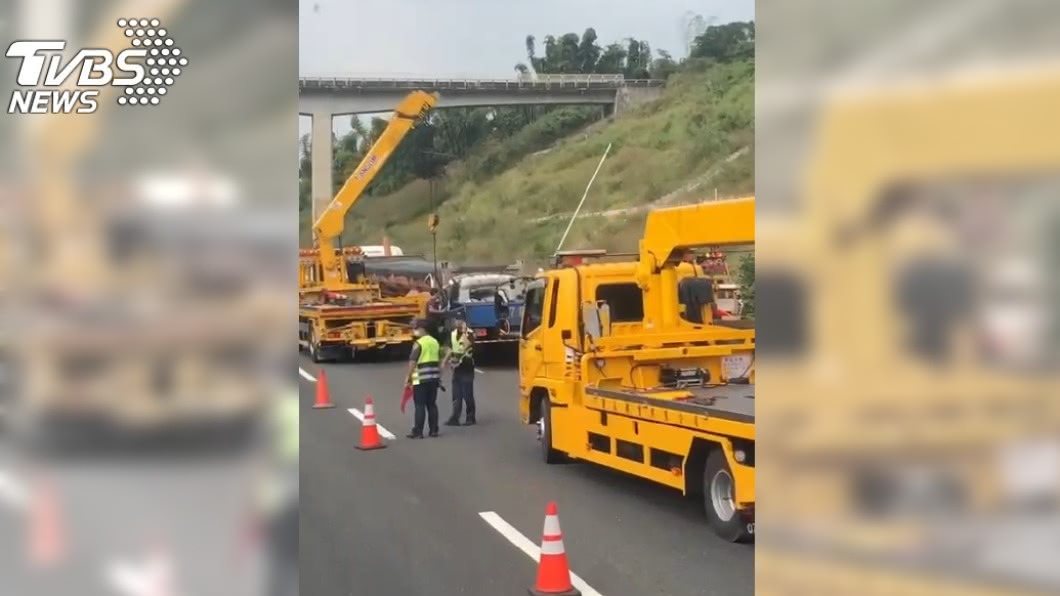 車禍導致貨車上2人當場死亡。（圖／TVBS）