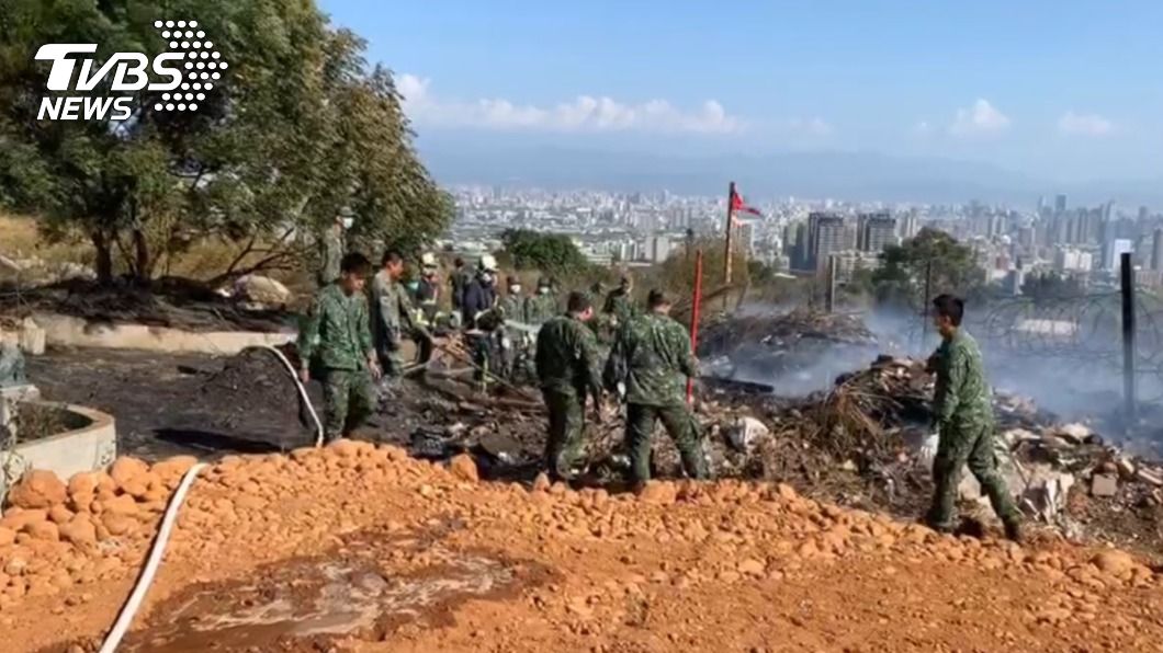 台中營區掩體雜草竄火 恐延燒軍方急移置戰車